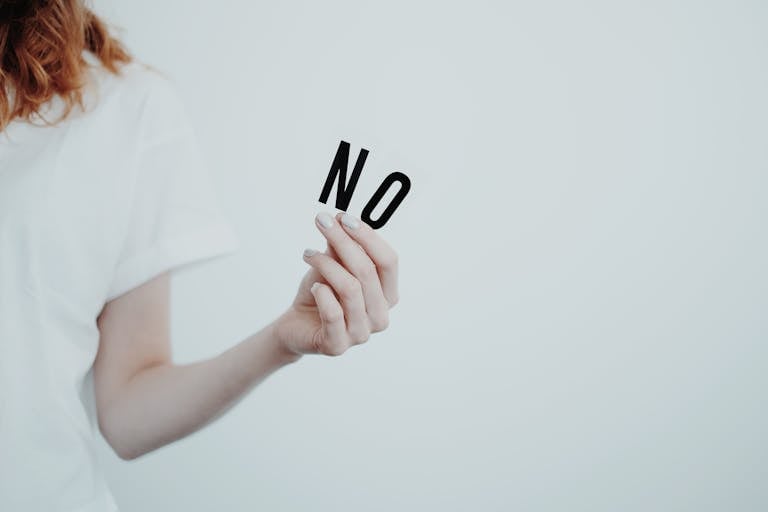 Vrouw met de letters N en O in haar hand