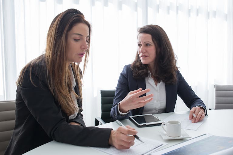 Twee vrouwen in gesprek met elkaar zakelijk